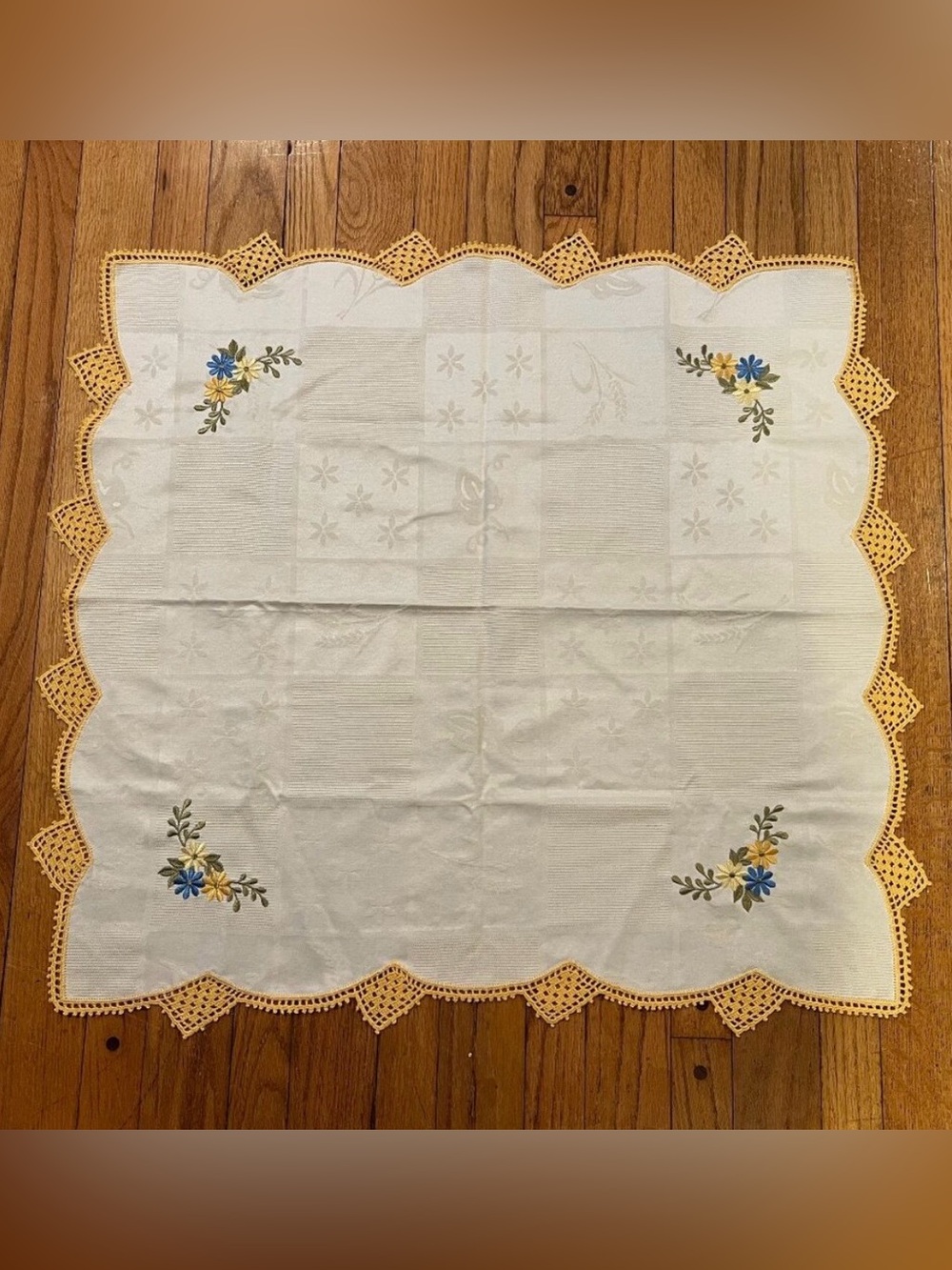 VTG Embroidered Floral Pattern Eyelet Lace Trim Square Table Linen Tablecloth